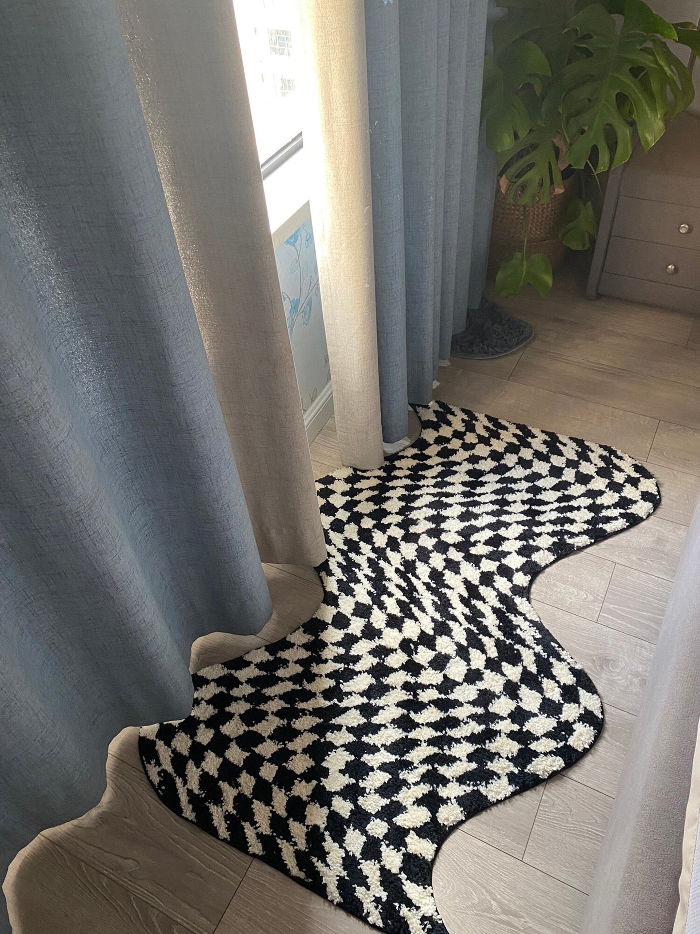 Ultra-Soft Irregular Shaped Checkered Rug, 88x120cm