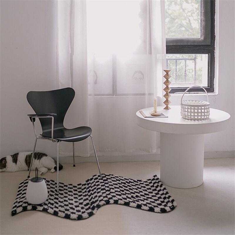 Ultra-Soft Irregular Shaped Checkered Rug, 88x120cm