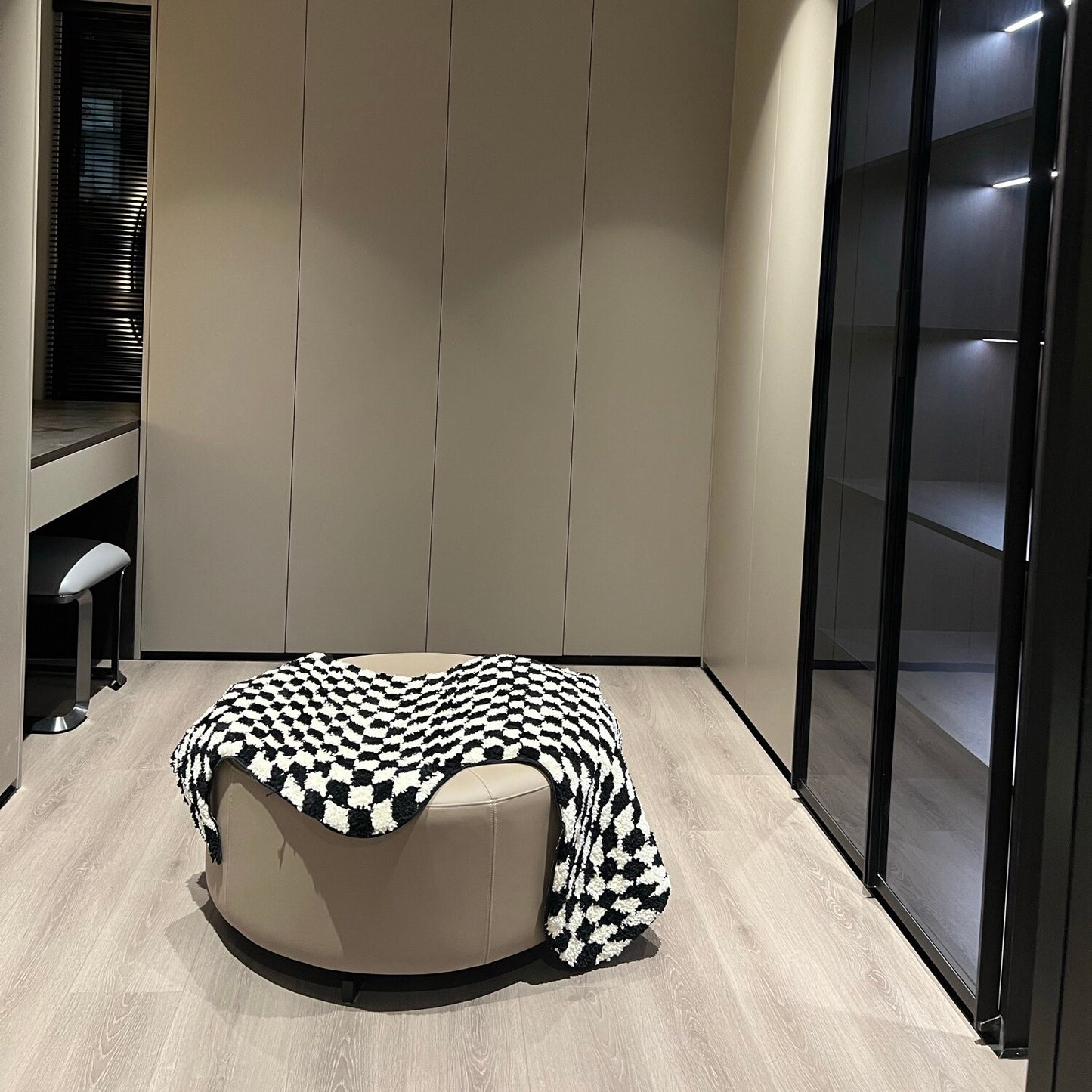 Ultra-Soft Irregular Shaped Checkered Rug, 88x120cm