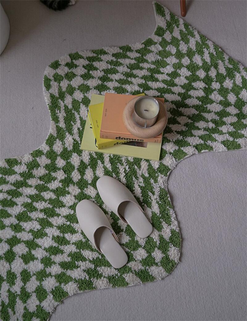 Ultra-Soft Irregular Shaped Checkered Rug, 88x120cm